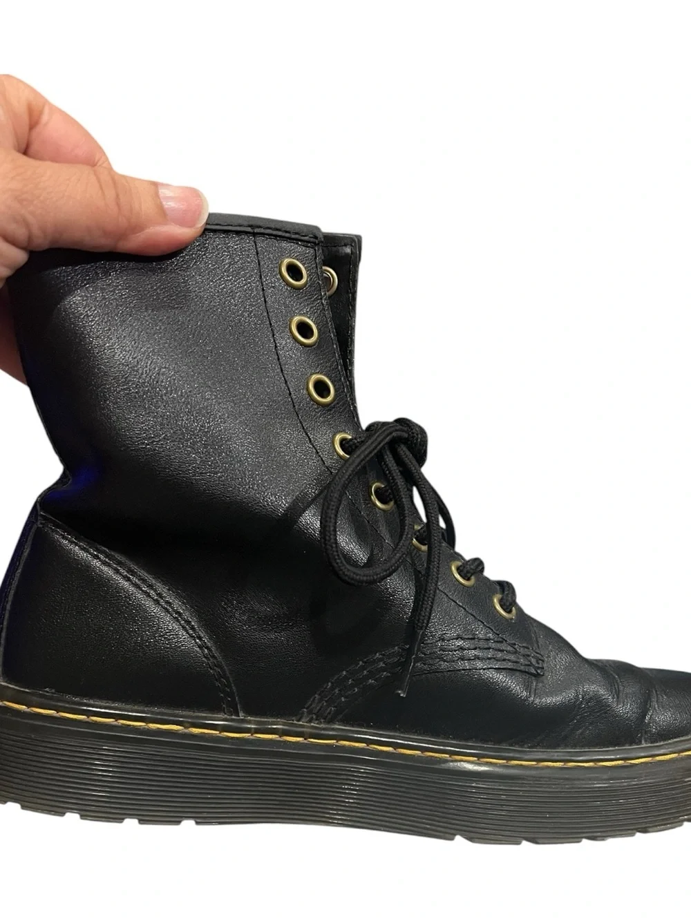 Dr. Martens Zavala boots in black leather, featuring a classic lace-up 6M 7W